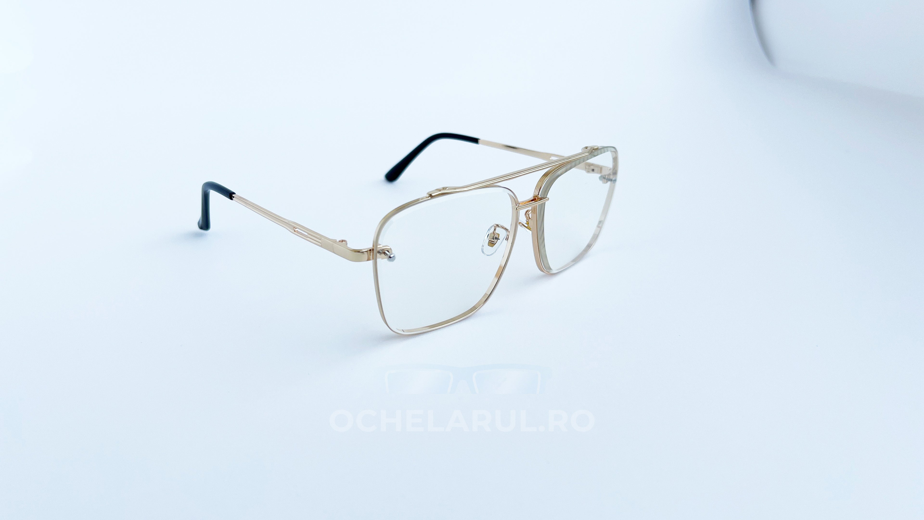 Ochelari Dita Mach Six Style, cu rame aurii, lentile transparente, protecție UV400, pe fundal alb.