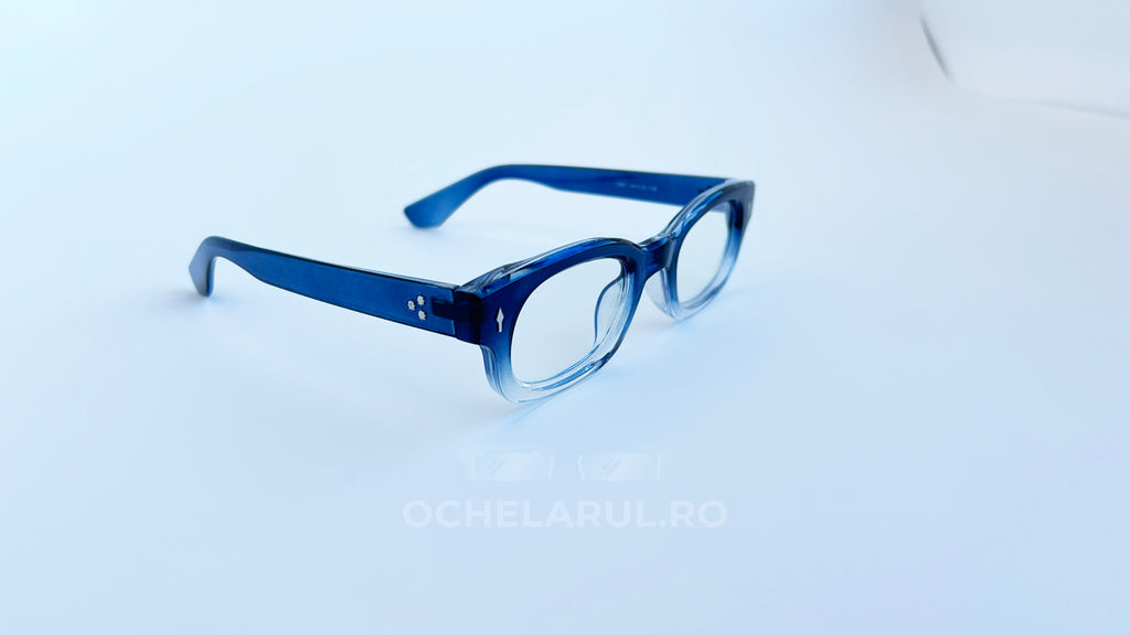 Rame ochelari Dreptunghiulare Elegante în albastru închis, cu lentile transparente pentru un aspect rafinat.
