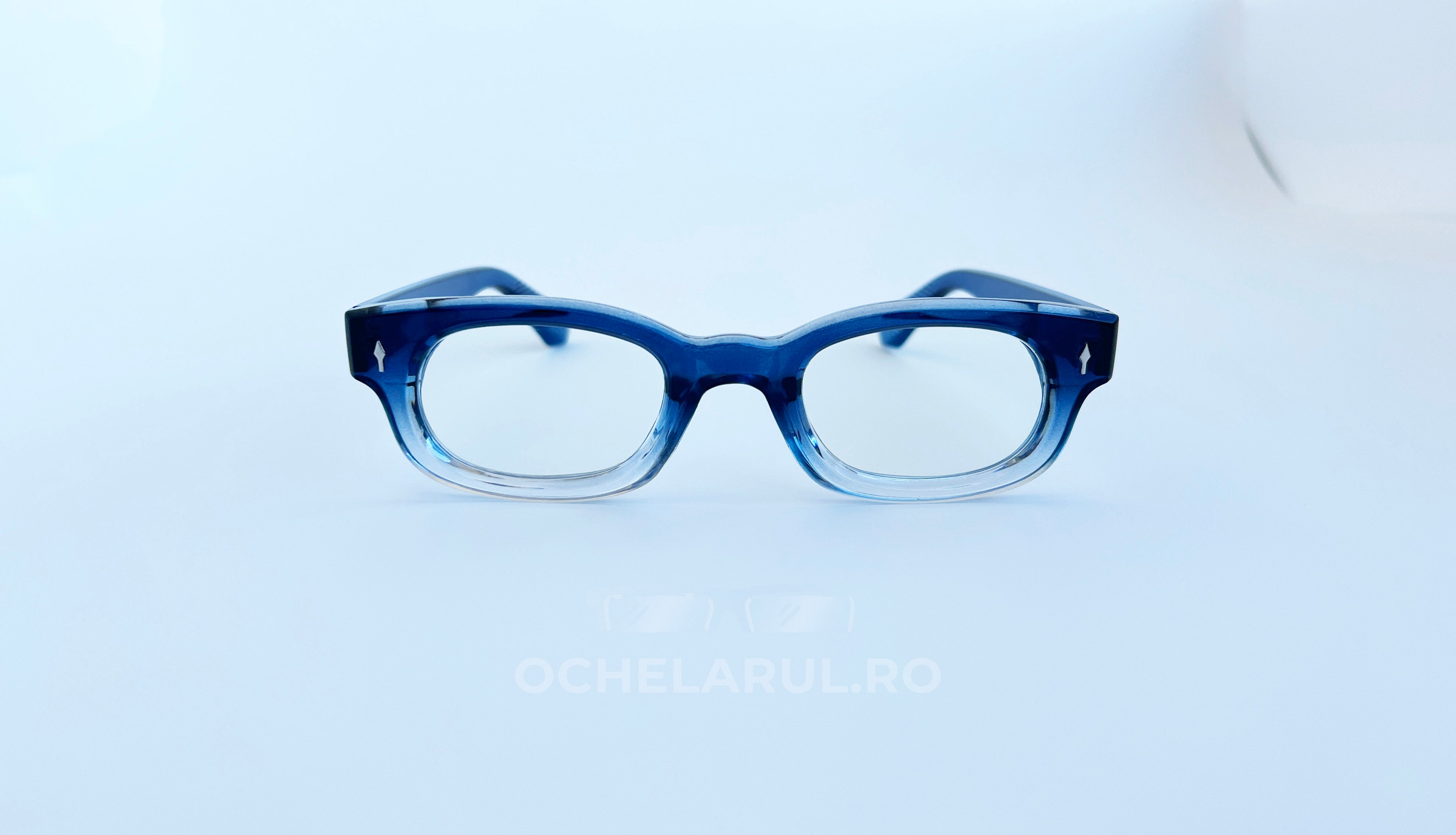 Rame ochelari Dreptunghiulare Elegante cu design albastru în degrade, lentile transparente, stil modern și rafinat.