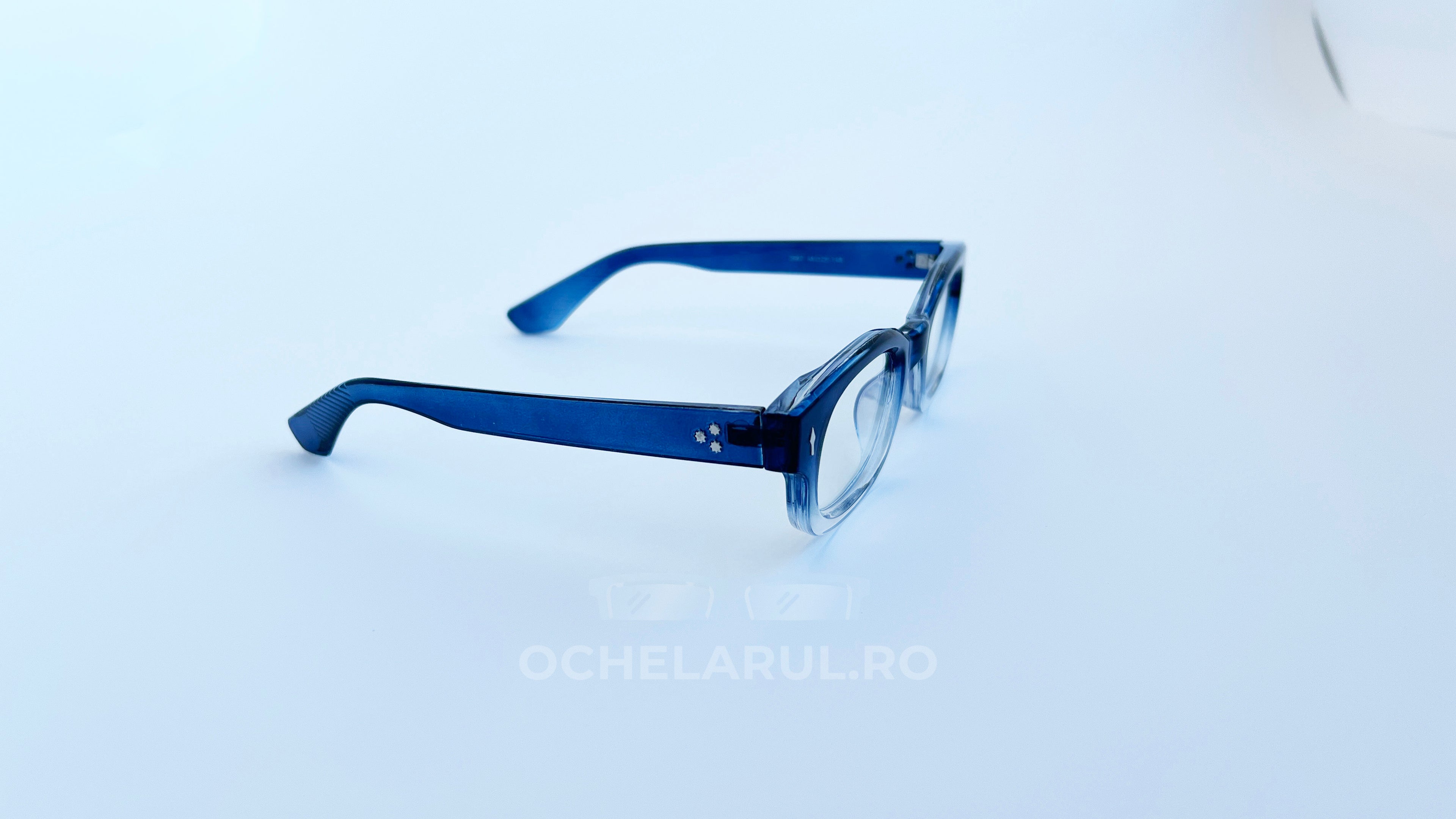 Rame ochelari Dreptunghiulare Elegante albastre transparente, cu design modern și rafinat, ideale pentru purtători de lentile.