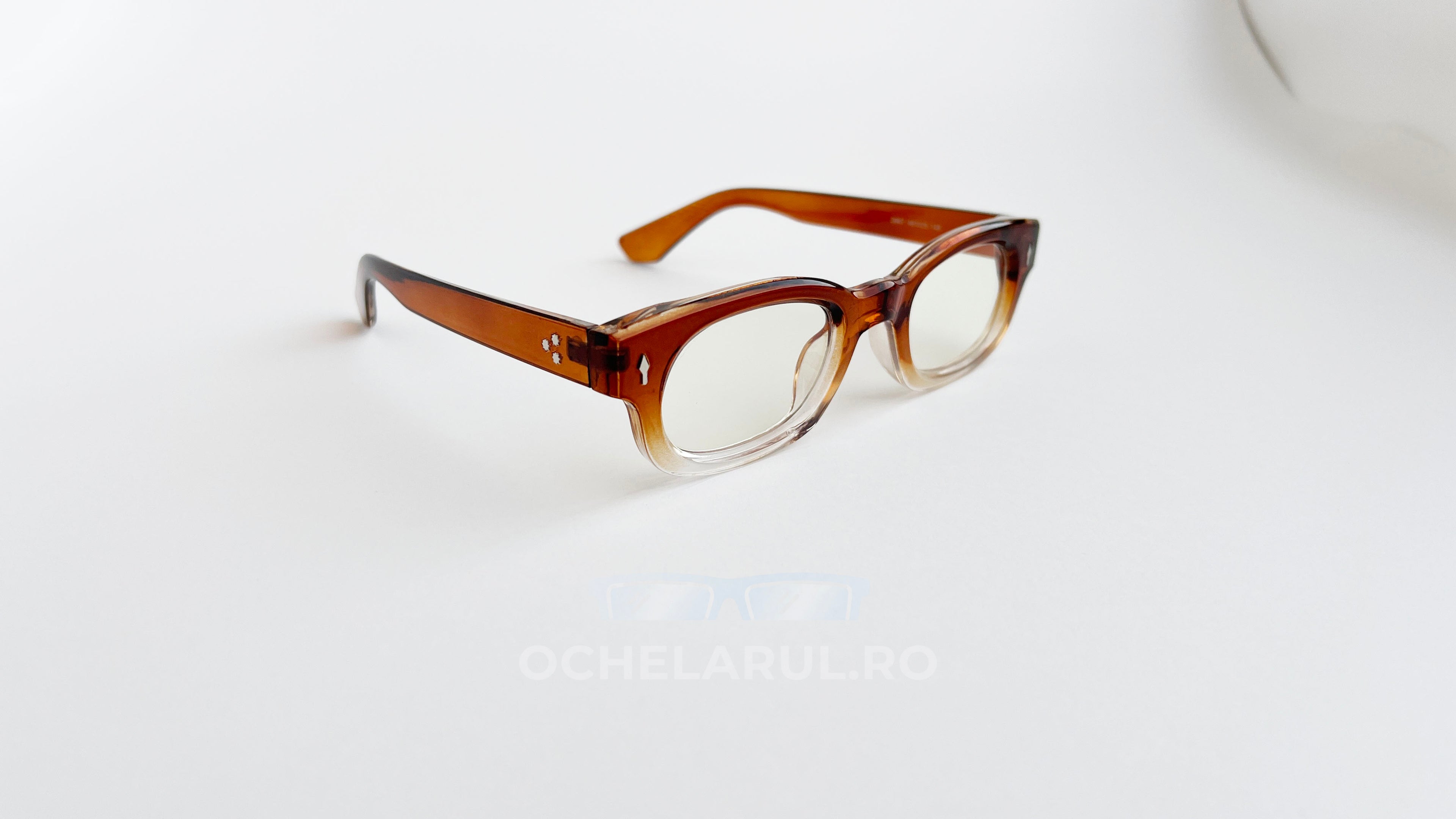Rame ochelari Dreptunghiulare Elegante maro, cu lentile transparente și design modern pentru ochelari de vedere.