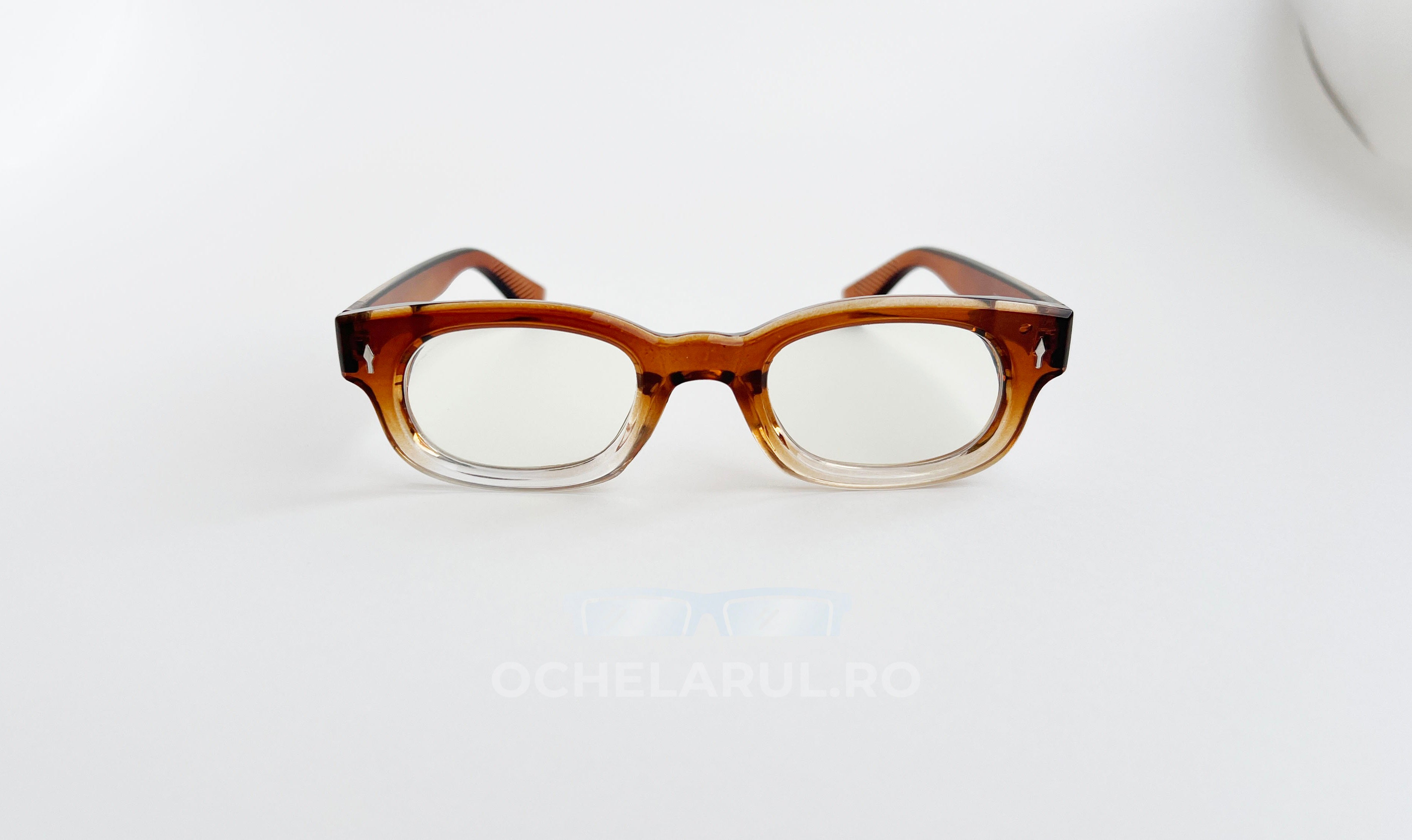 Rame ochelari Dreptunghiulare Elegante cu rama maro transparentă și lentile clare, design modern și sofisticat.