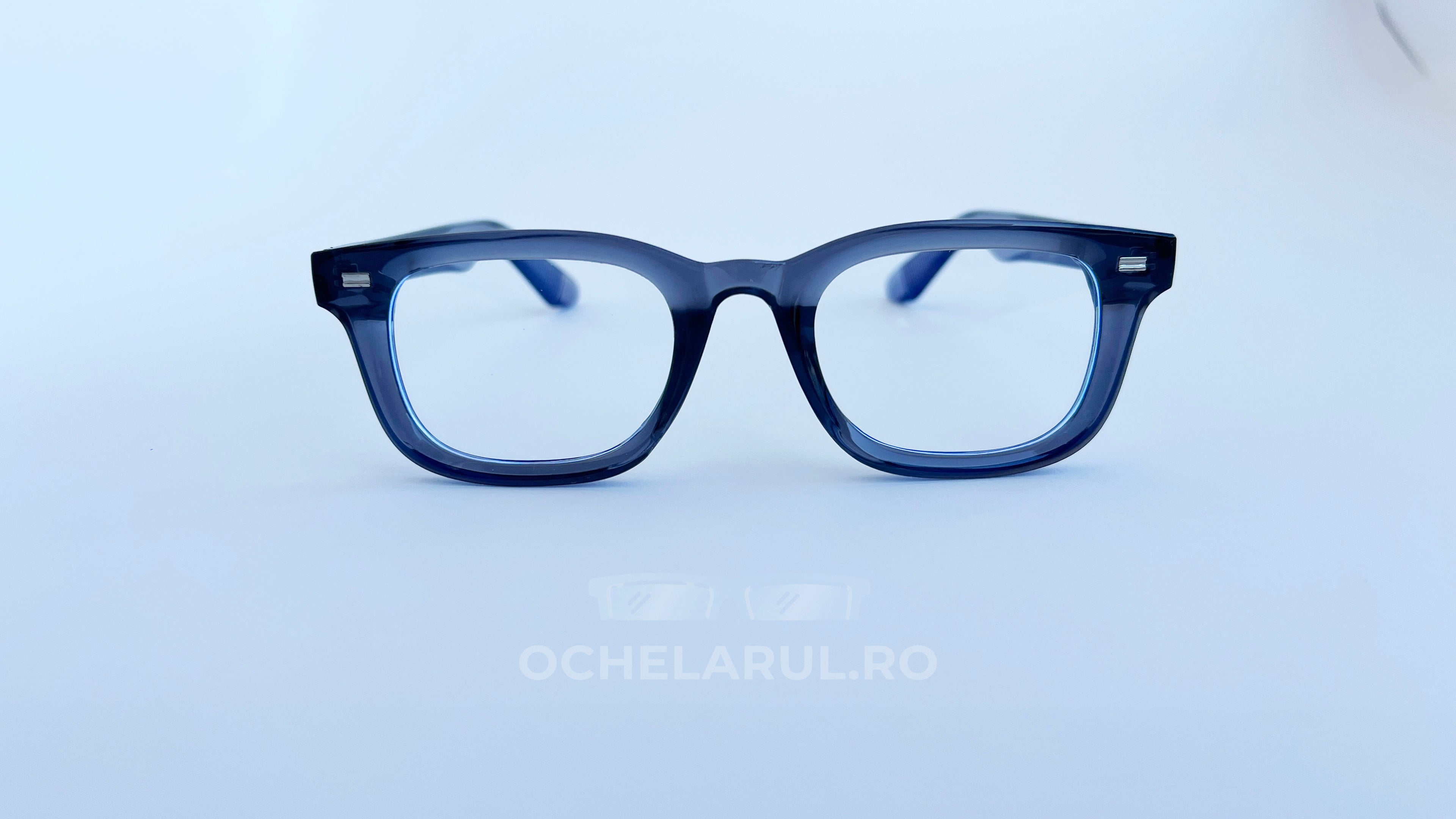 Rame ochelari Moscot Klutz Style cu design dreptunghiular și lentile transparente, cadran albastru închis.