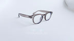 Rame ochelari Moscot Style transparente gri, model elegant de rame ochelari cu lentile transparente pe fundal alb simplu