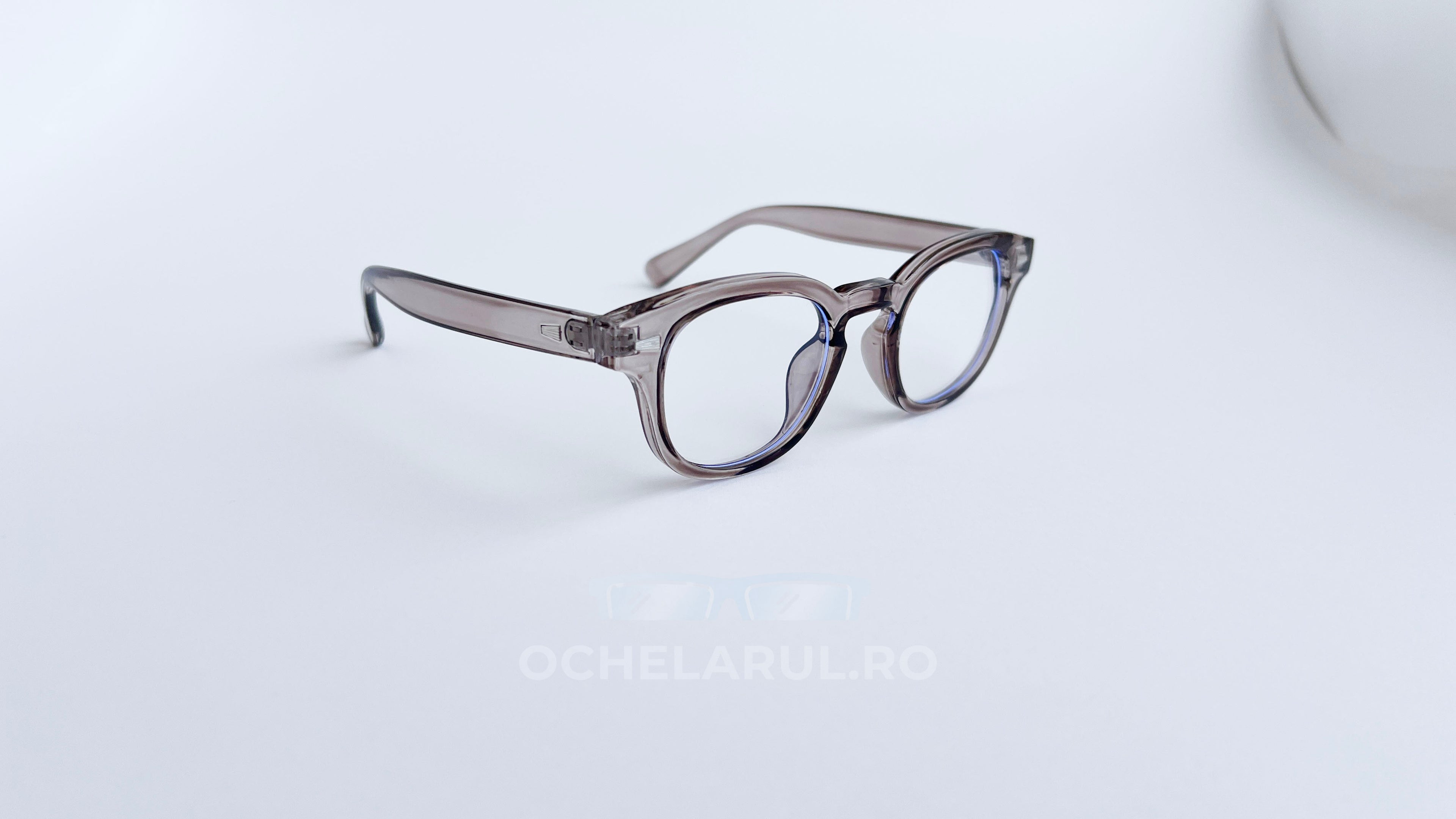 Rame ochelari Moscot Style transparente gri, model elegant de rame ochelari cu lentile transparente pe fundal alb simplu
