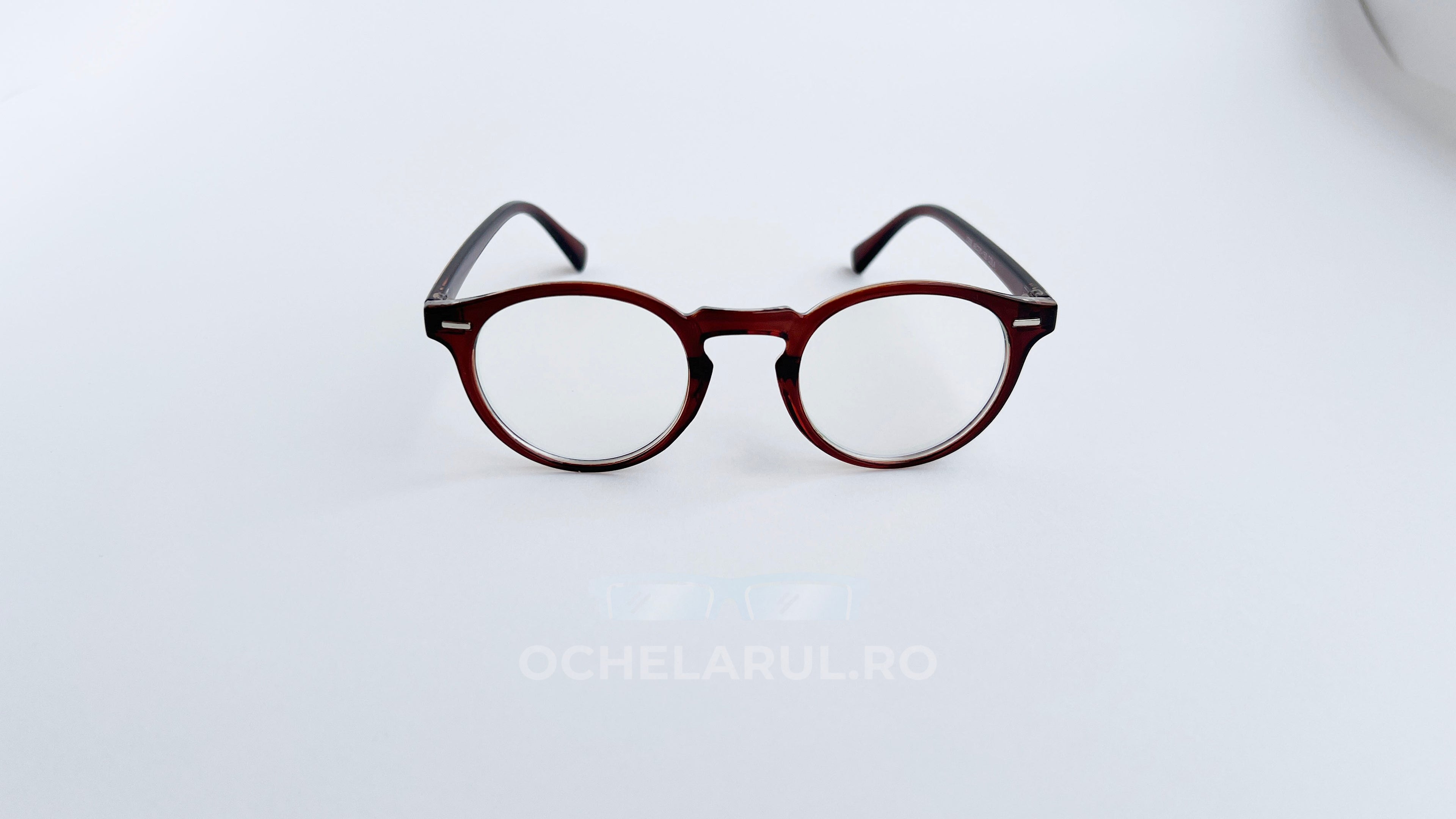 Rame ochelari Oliver Peoples Style cu design rotund și culoare maro degrade, lentile transparente elegante.