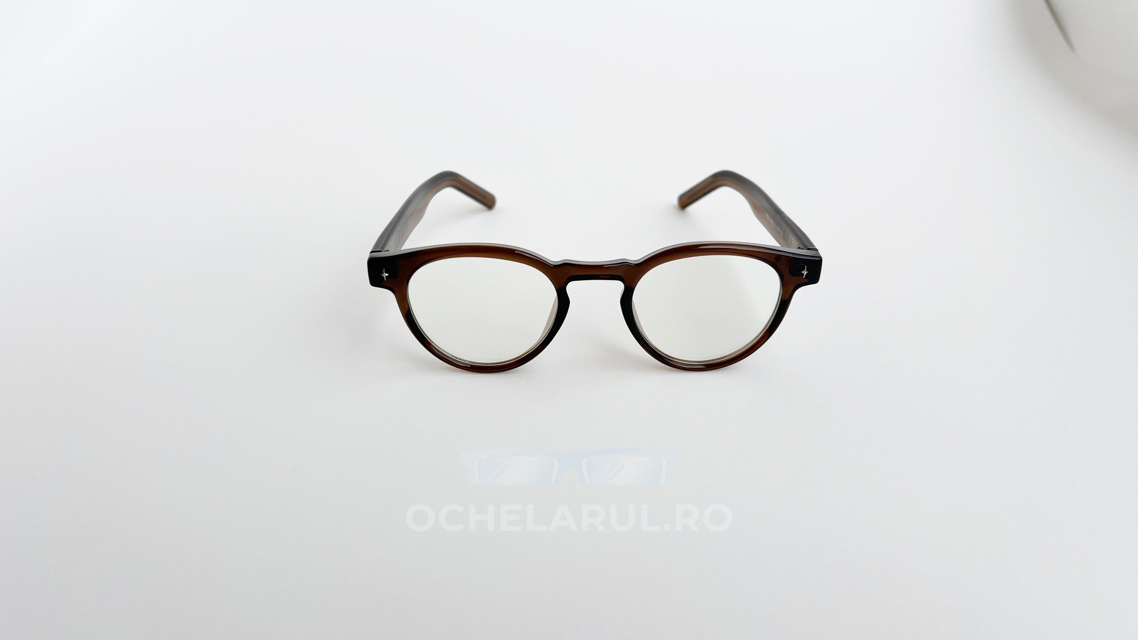 Rame ochelari Ovale Retro cu lentile transparente și cadru maro în stil vintage, stil clar și simplu.