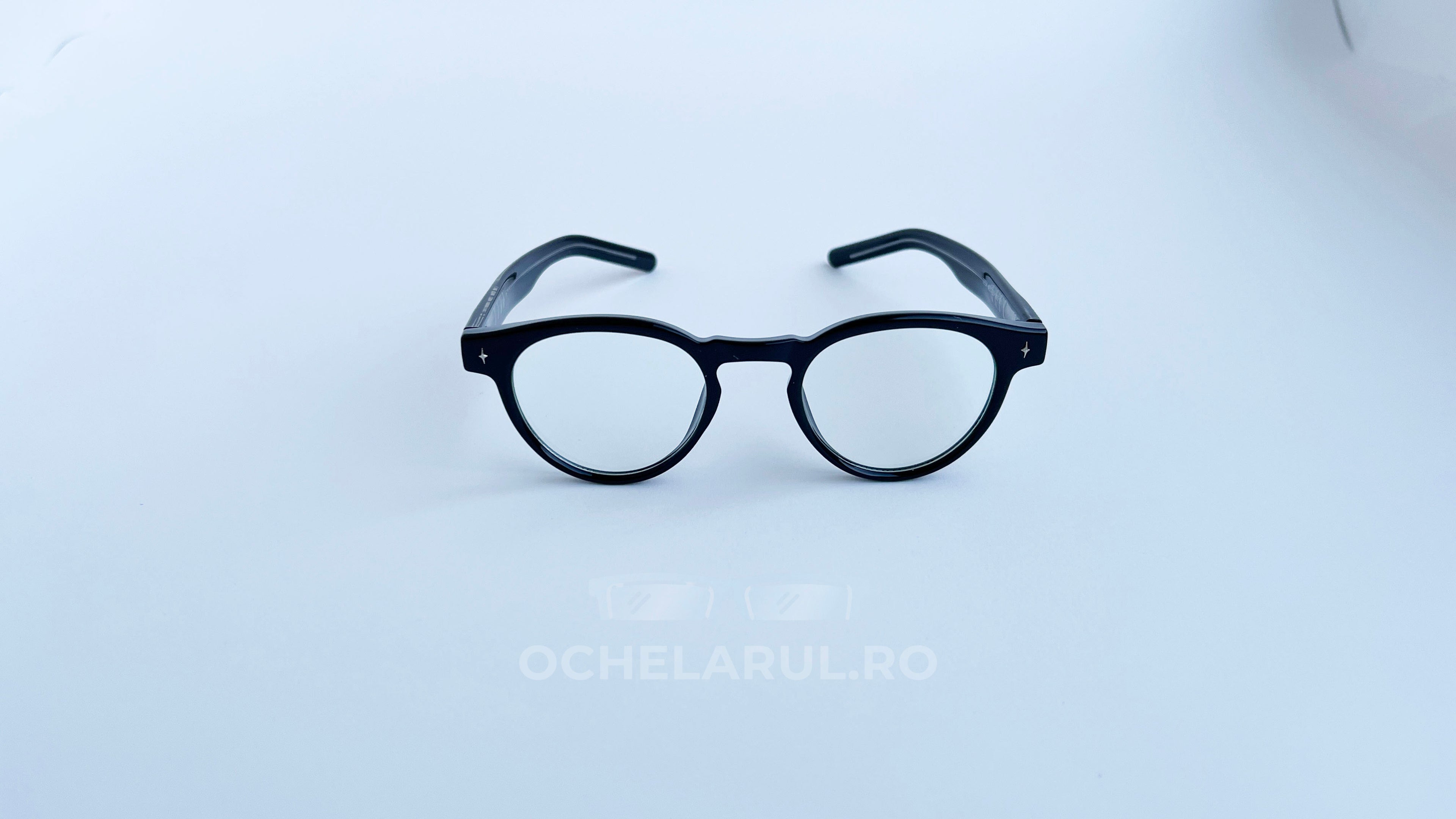 Rame ochelari Ovale Retro negre cu lentile transparente pentru un aspect vintage și elegant.