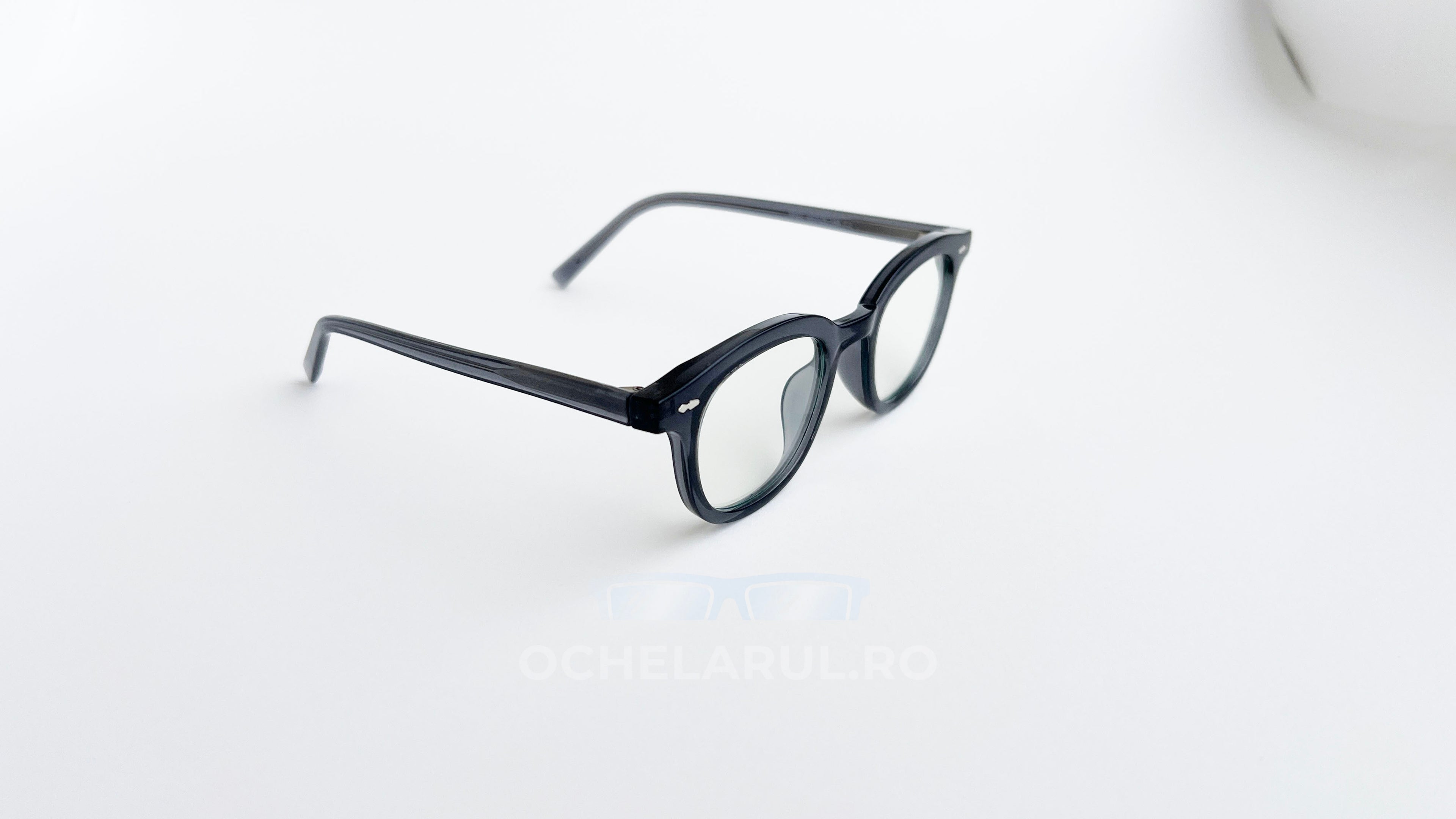 Rame ochelari Ovale Vintage negre, cu lentile transparente, ideale pentru un look clasic și elegant.