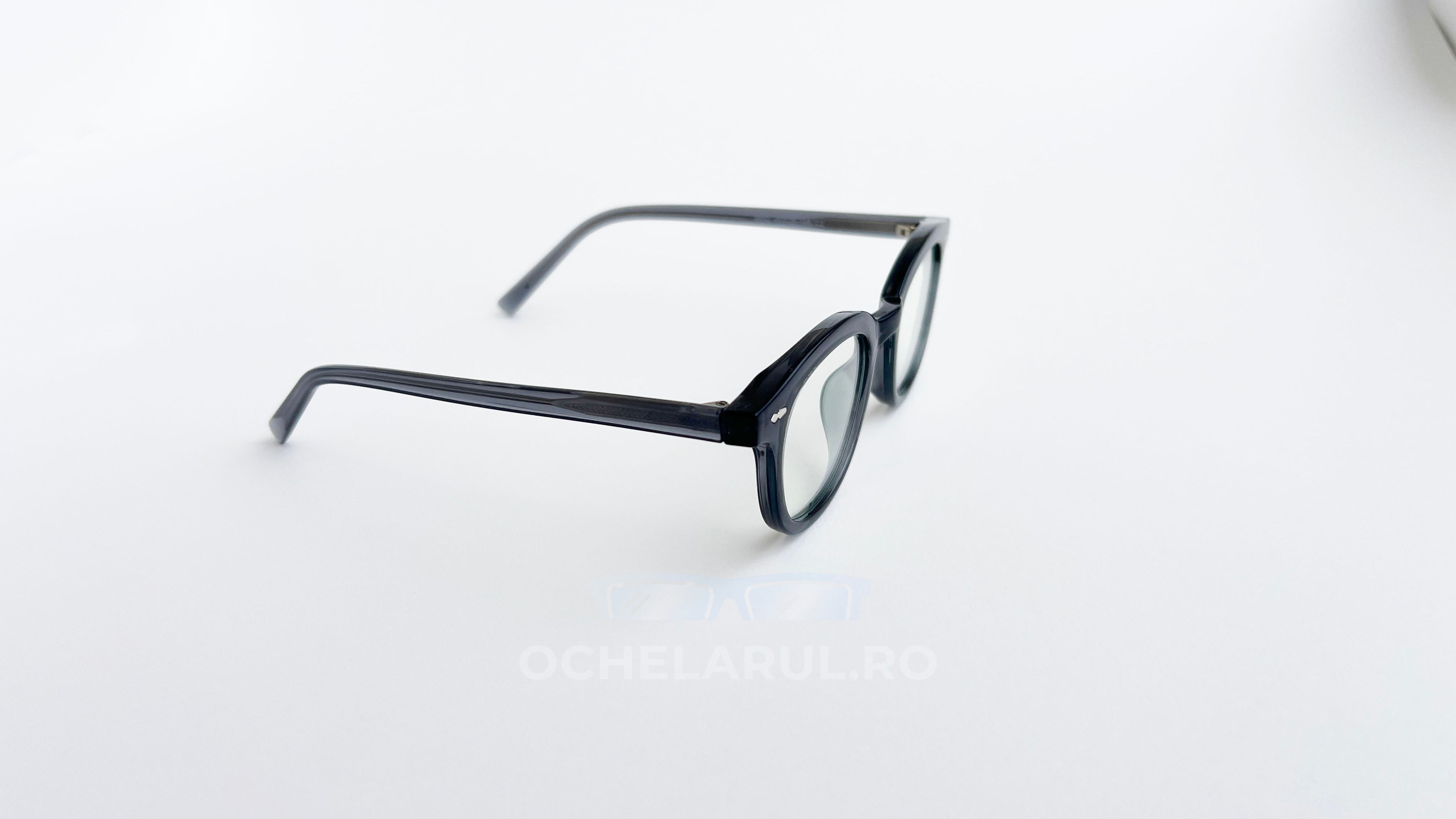 Rame ochelari Ovale Vintage cu lentile transparente și design clasic, din material gri închis.