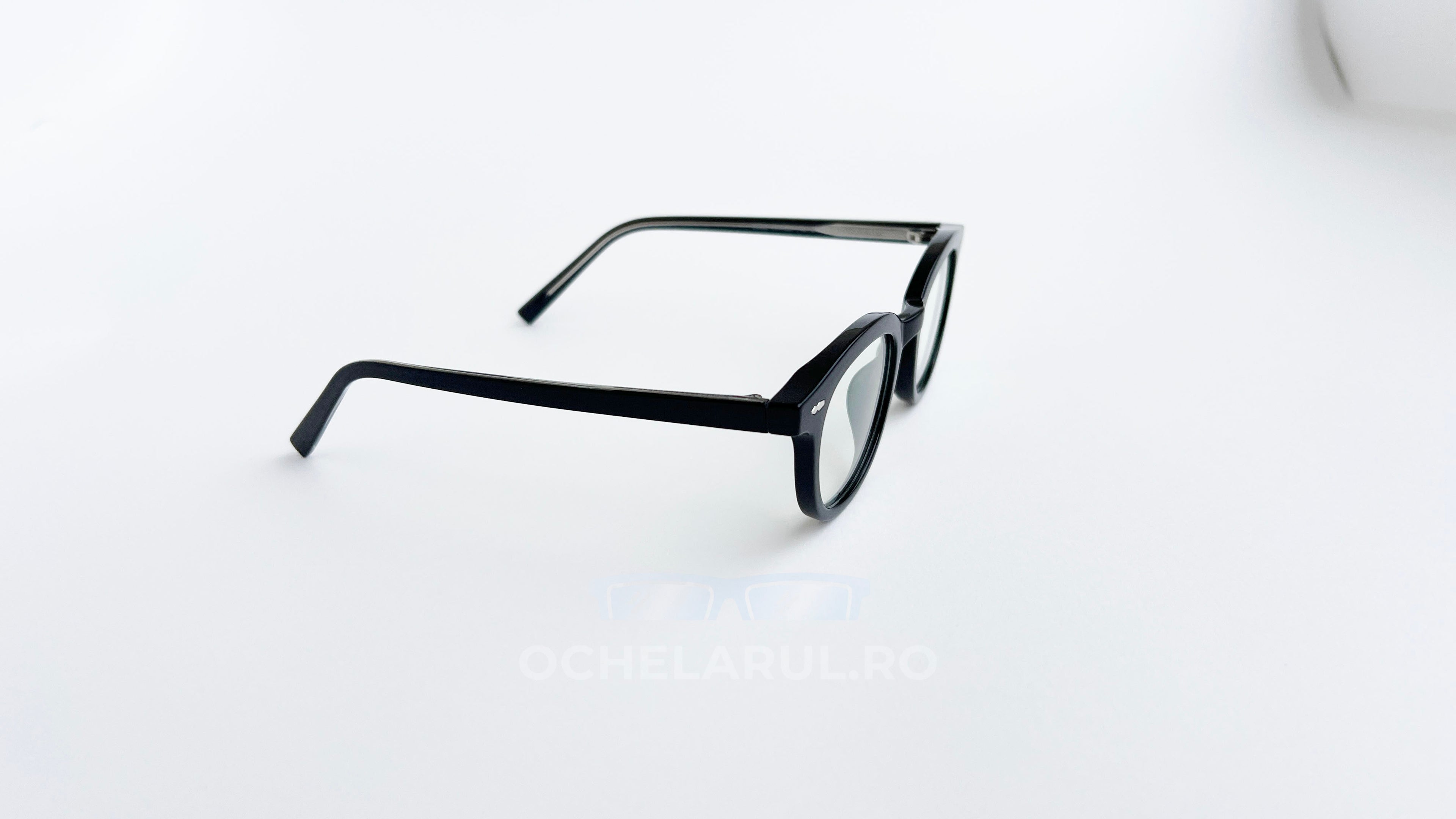 Rame ochelari Ovale Vintage negre, din material rezistent, cu lentile transparente pentru un look clasic și elegant.