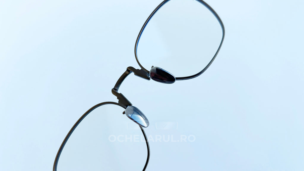 Rame ochelari Pătrați din Titan Vintage Style cu design vintage și lentile transparente, construite din titan rezistent și accesorii elegante pentru confort sporit.