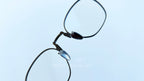 Rame ochelari Pătrați din Titan Vintage Style cu design vintage și lentile transparente, construite din titan rezistent și accesorii elegante pentru confort sporit.