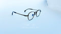 Rame ochelari Pătrați din Titan Vintage Style, rame subțiri bronz cu lentile transparente, design elegant și minimalist pentru ochelari de vedere moderni.