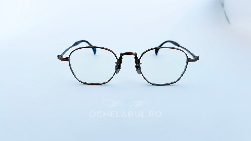 Rame ochelari Pătrați din Titan Vintage Style cu cadru bronz, design pătrat vintage și lentile transparente pentru un aspect elegant și durabil.