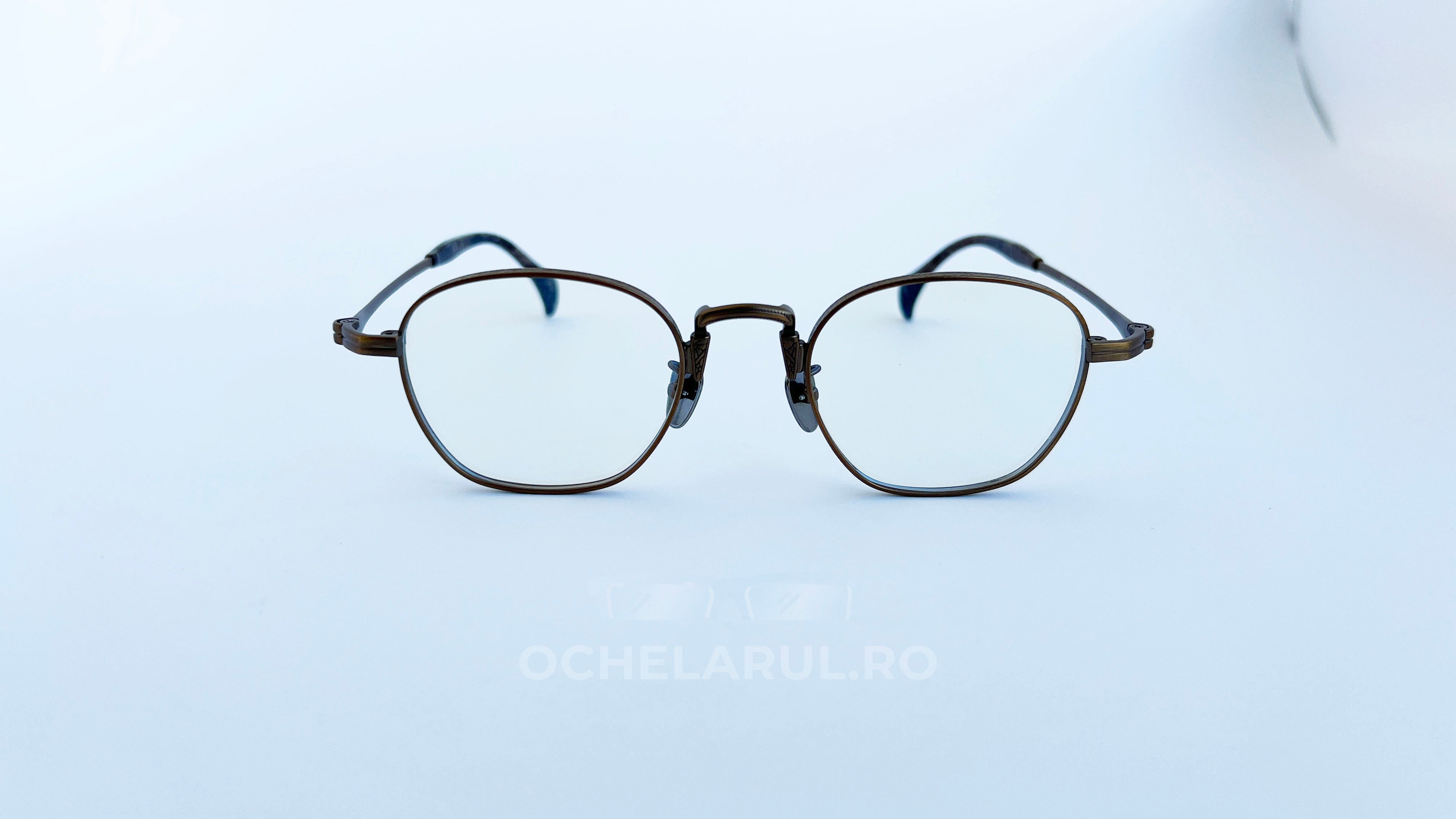 Rame ochelari Pătrați din Titan Vintage Style cu cadru bronz, design pătrat vintage și lentile transparente pentru un aspect elegant și durabil.