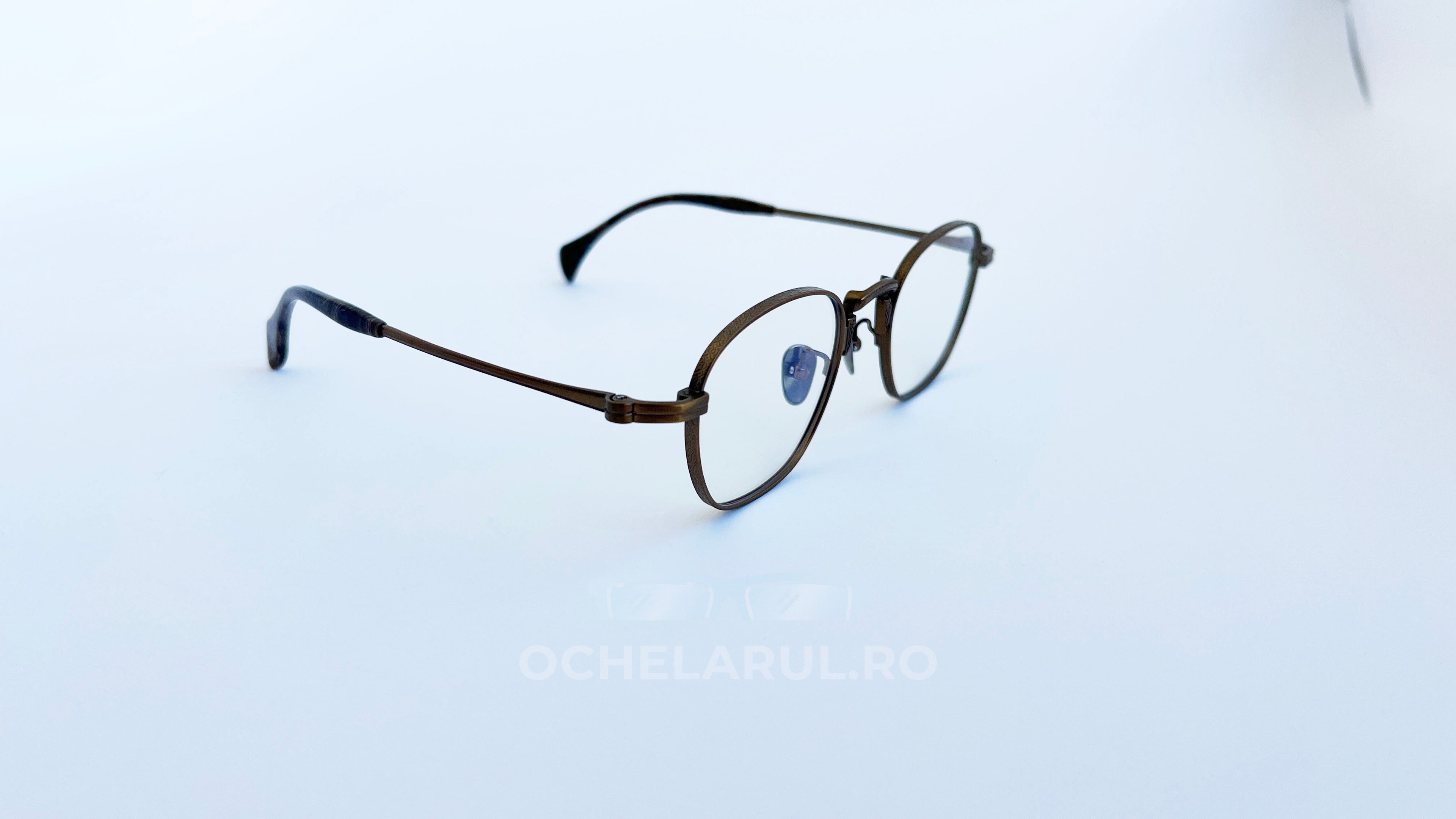 Rame ochelari Pătrați din Titan Vintage Style cu design vintage și lentile transparente, ideal pentru un look elegant și rafinat, realizate din titan rezistent.