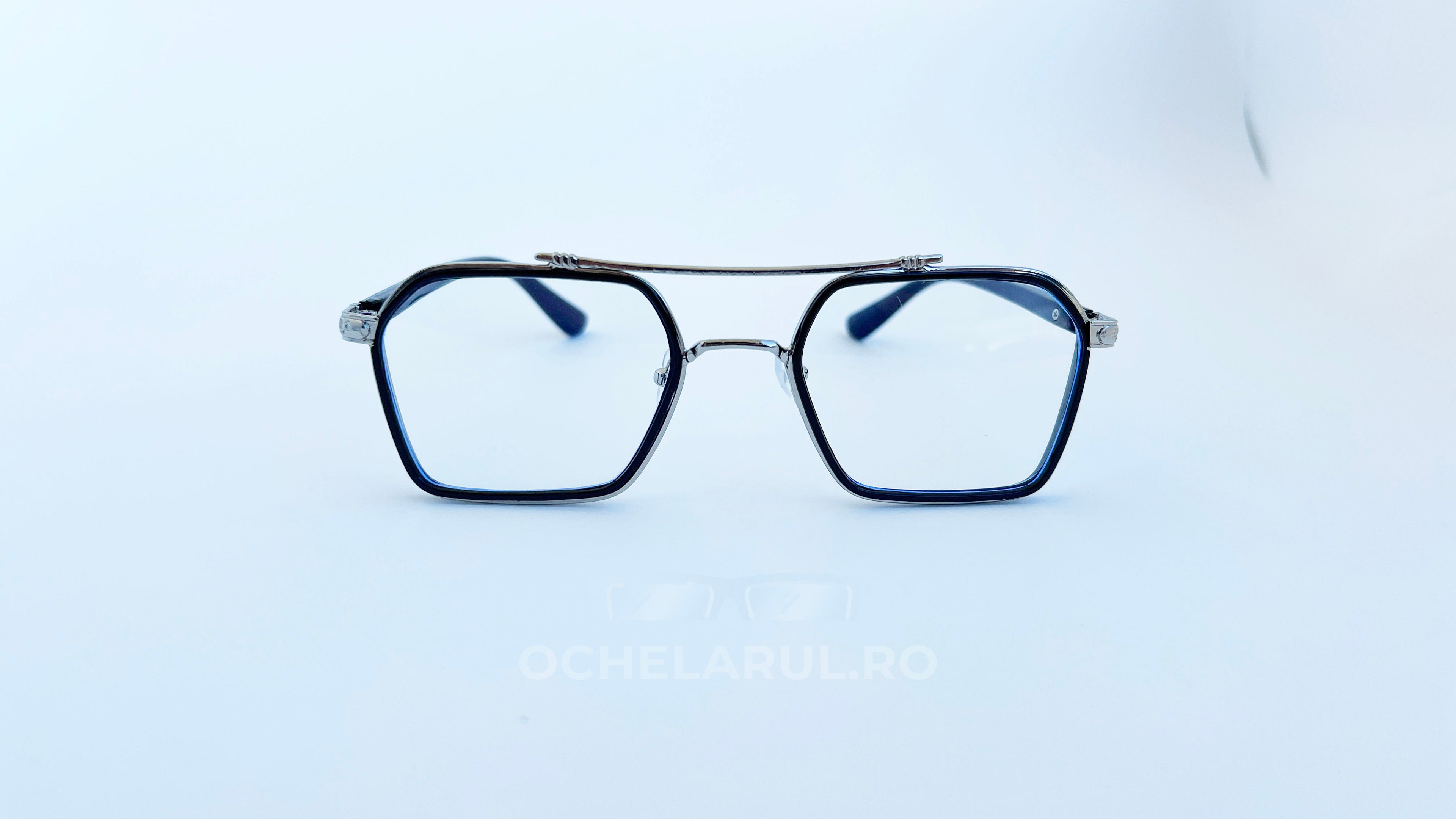Rame ochelari cu punte dubla, rama argintie neagra si lentile transparente, fata aproape