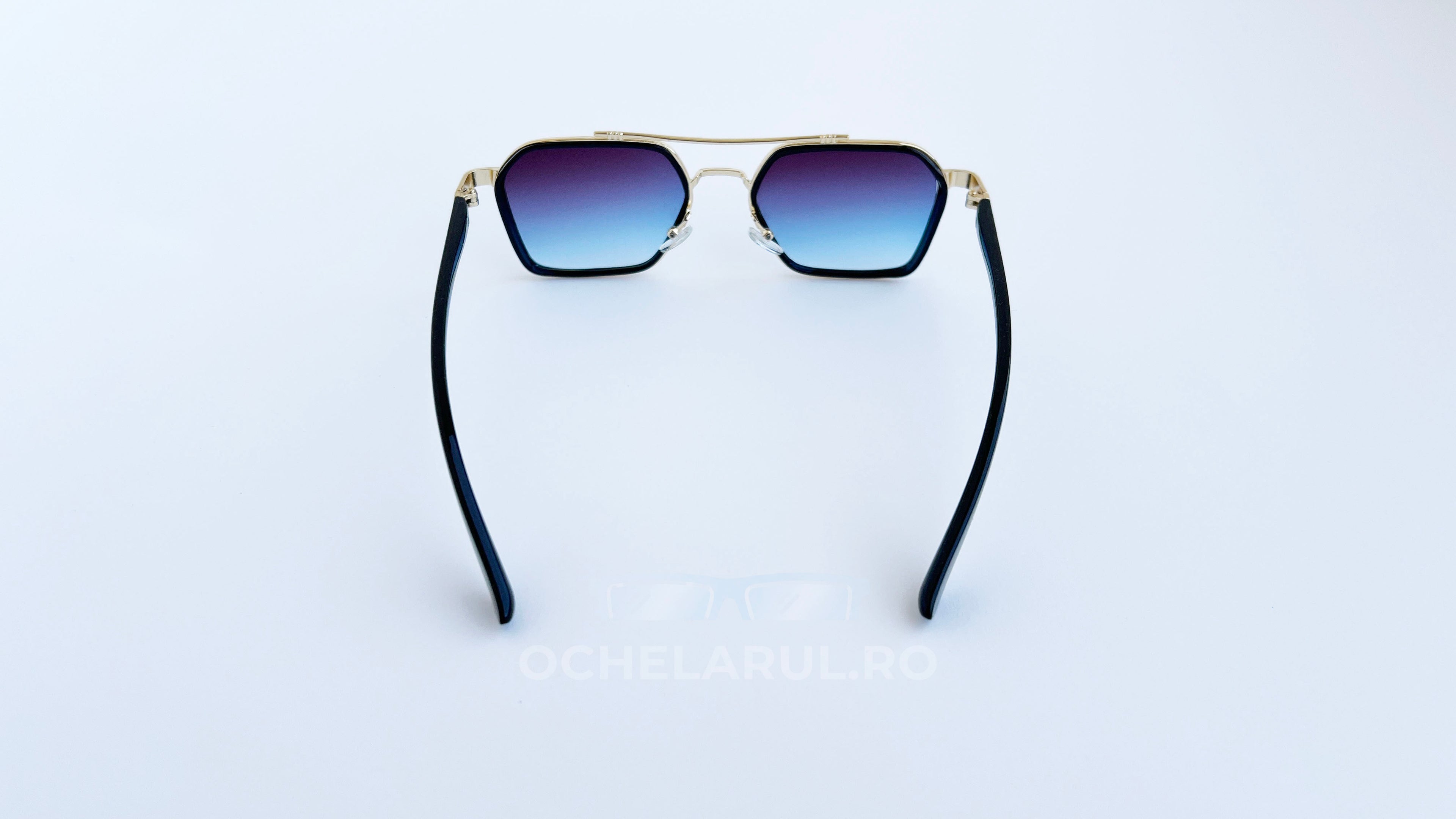 Ochelari cu Punte dublă cu rame aurii și negre și lentile albastre degrade, design modern de ochelari de soare pentru bărbati de la ochelarul.ro.