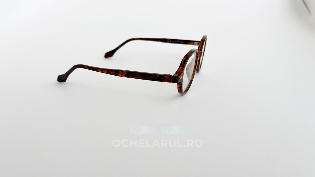 Rame ochelari Retro Style cu model havana în nuanțe maronii, lentile transparente, design clasic și elegant.