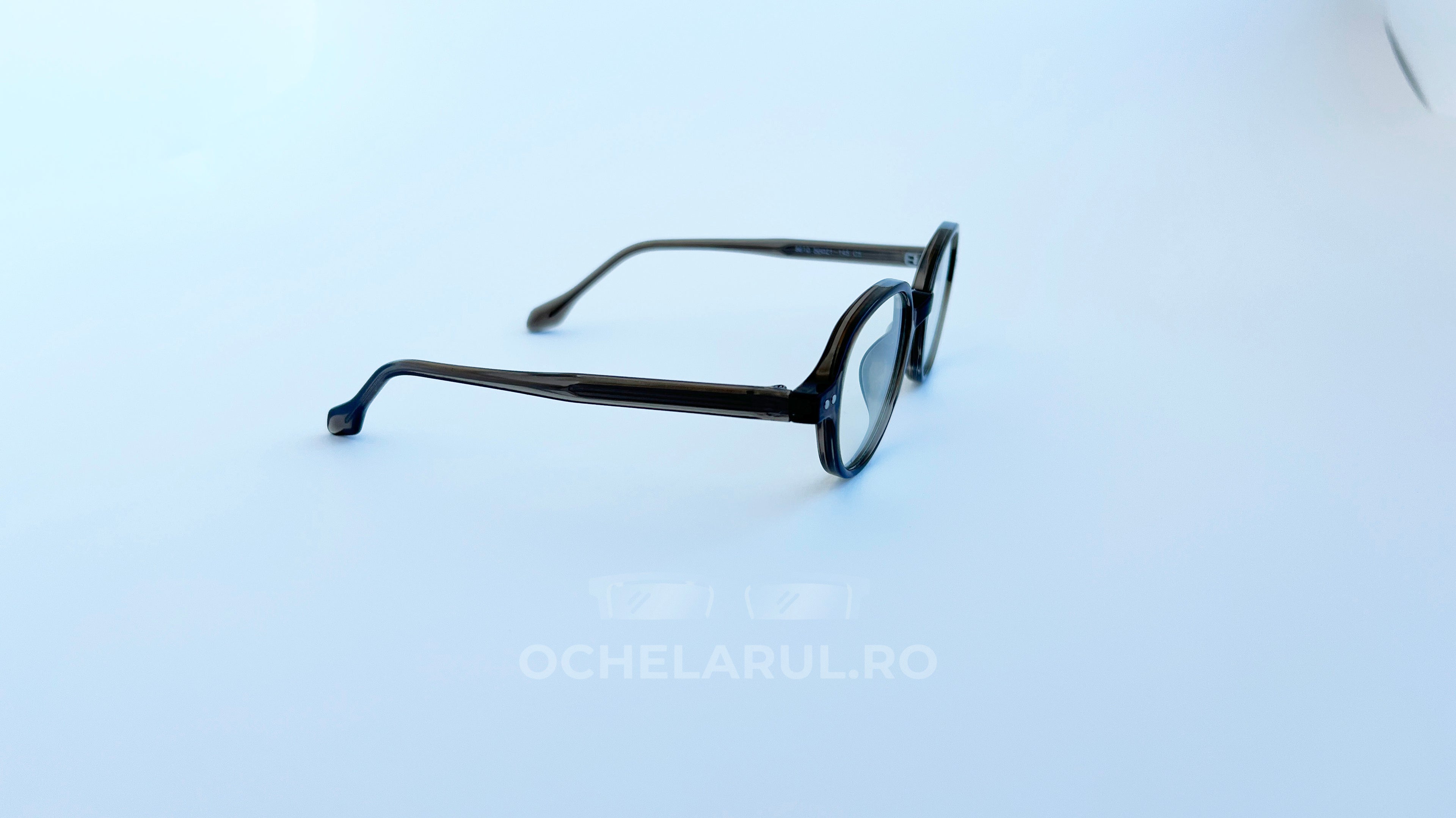 Rame ochelari Retro Style cu lentile transparente și design vintage în nuanță închisă, pentru un look elegant.