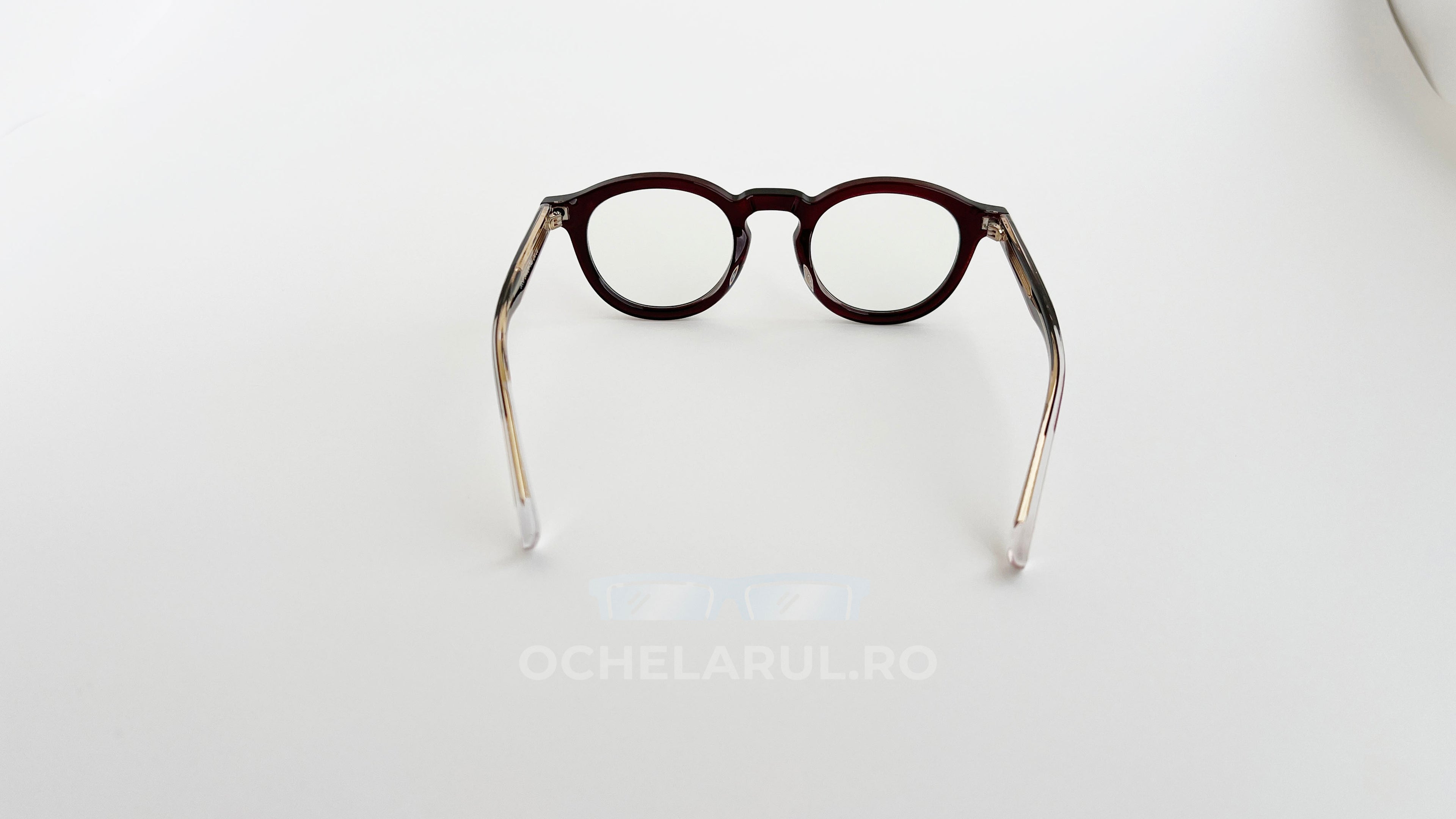 Rame Ochelari Rotunde Groase cu lentile transparente și cadru gros, de culoare visinie, design retro simplu și elegant.