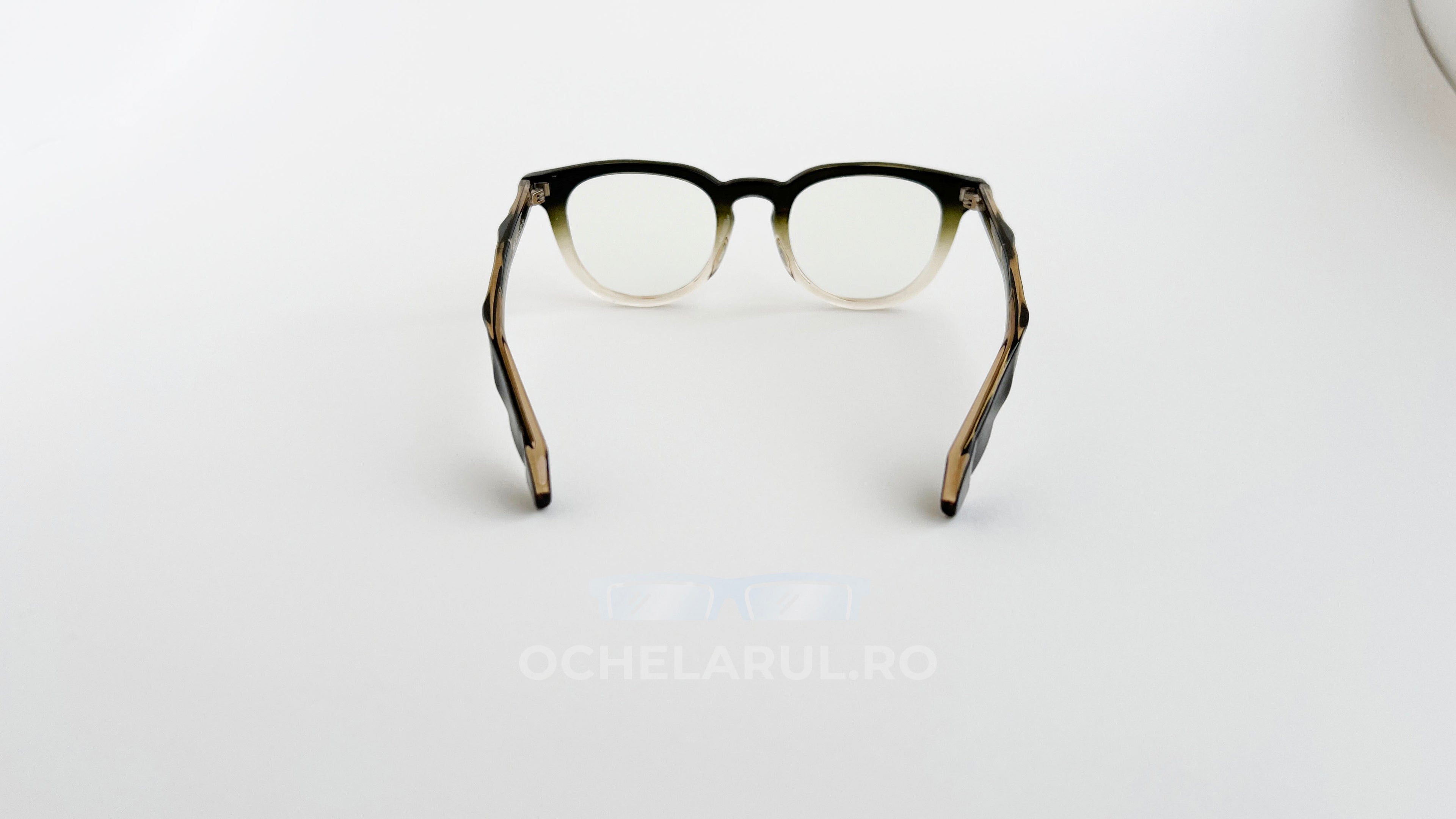 Rame ochelari Stil Clasic cu design modern și lentile transparente, ideale pentru un aspect elegant și rafinat.